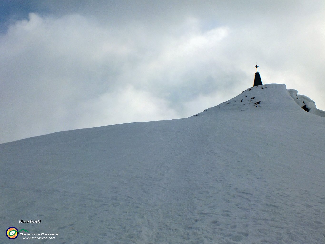 83 e via sulla vetta del Monte Gugliemo....JPG